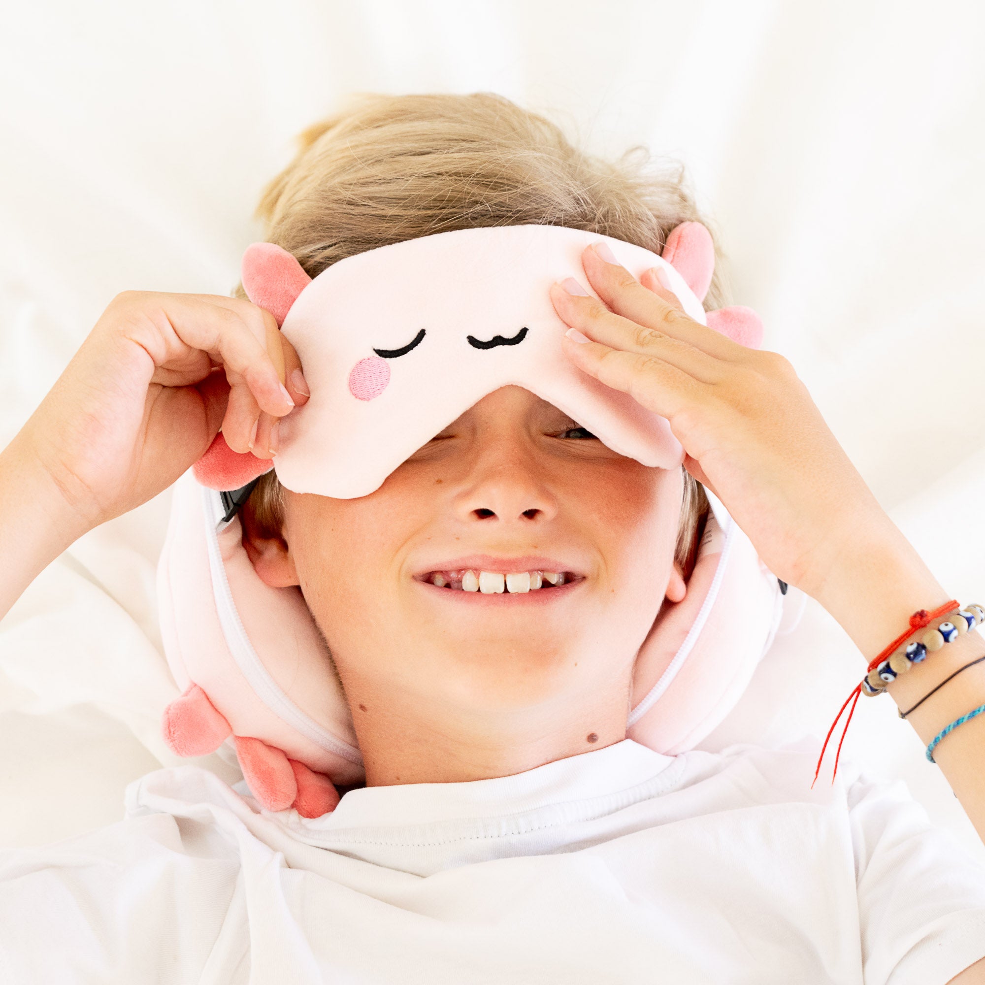 Coussin de voyage 2-en-1 avec masque - Maddie l’Axolotl