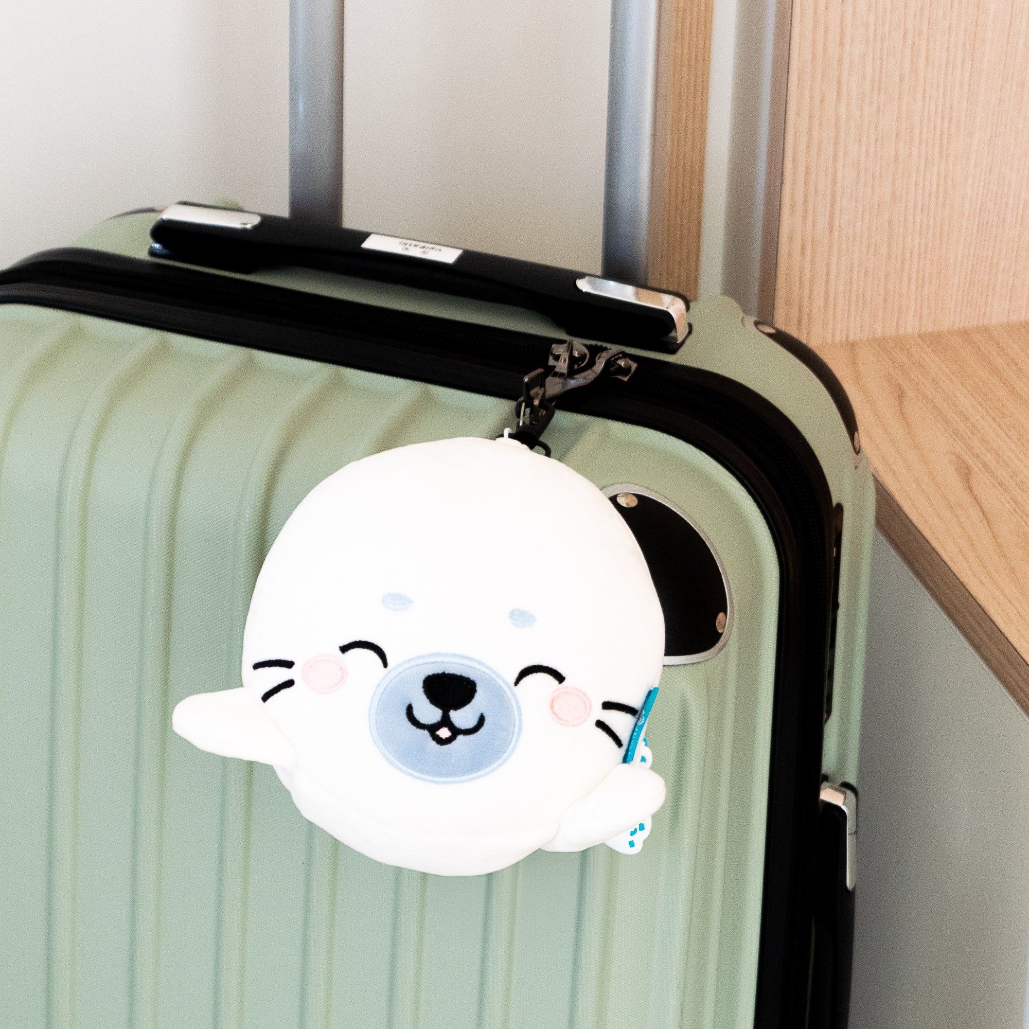 Coussin de voyage 2-en-1 avec masque - Kai le Phoque