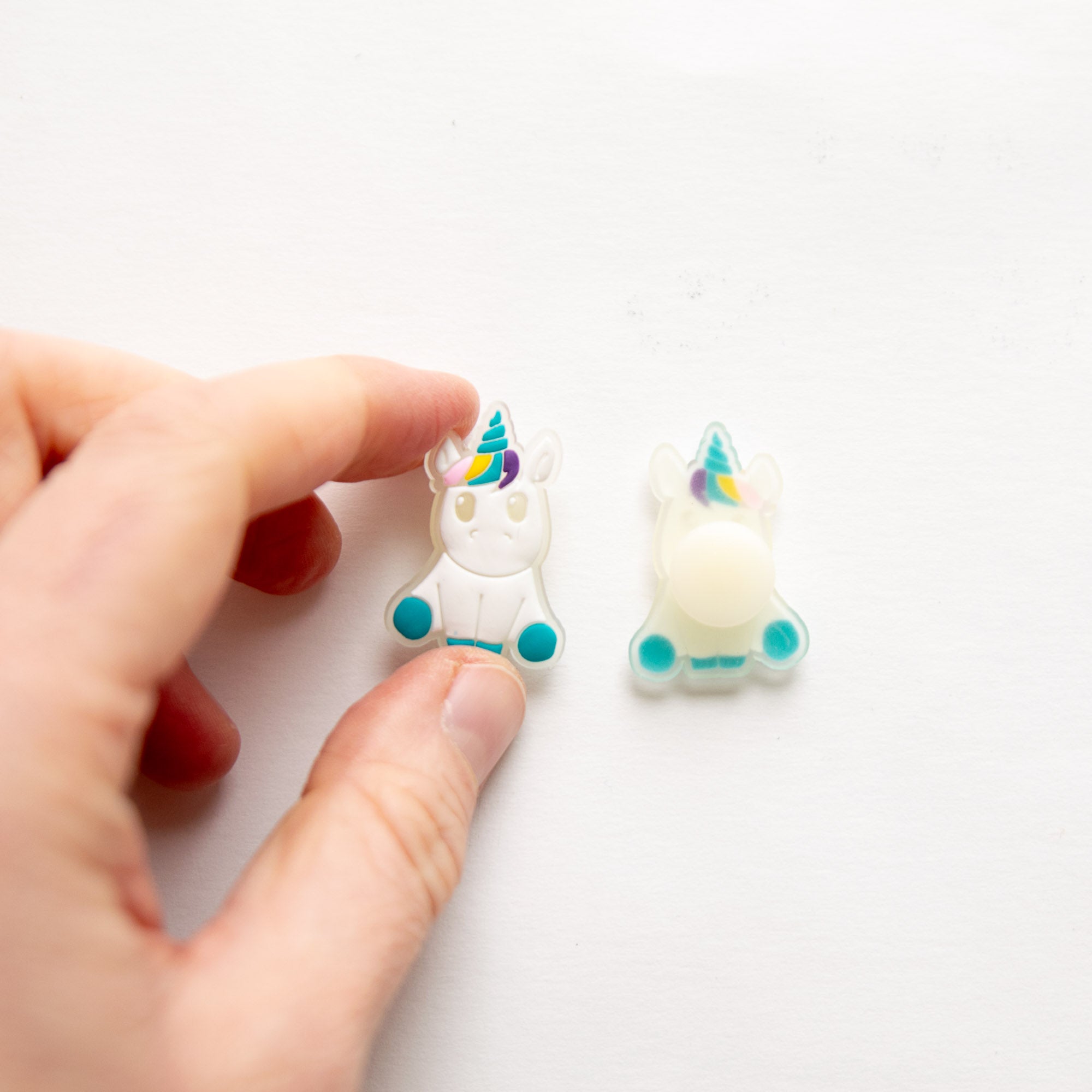 Accessoire Phosphorecent pour Crocs Licorne Assise