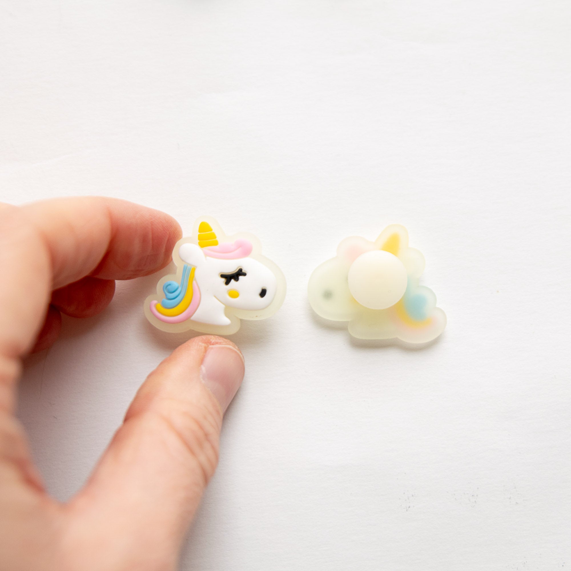 Accessoire Phosphorecent pour Crocs Licorne de profil