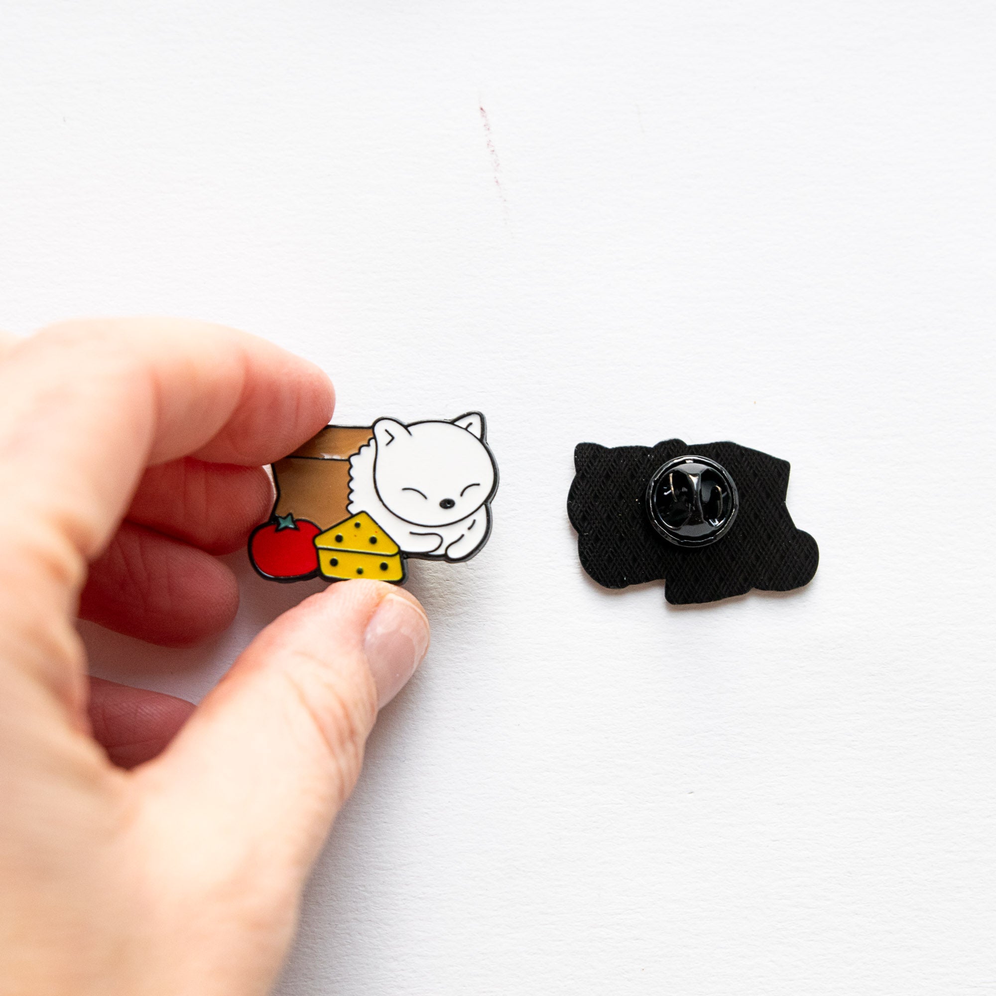 Pin's Chat dans un sac de course
