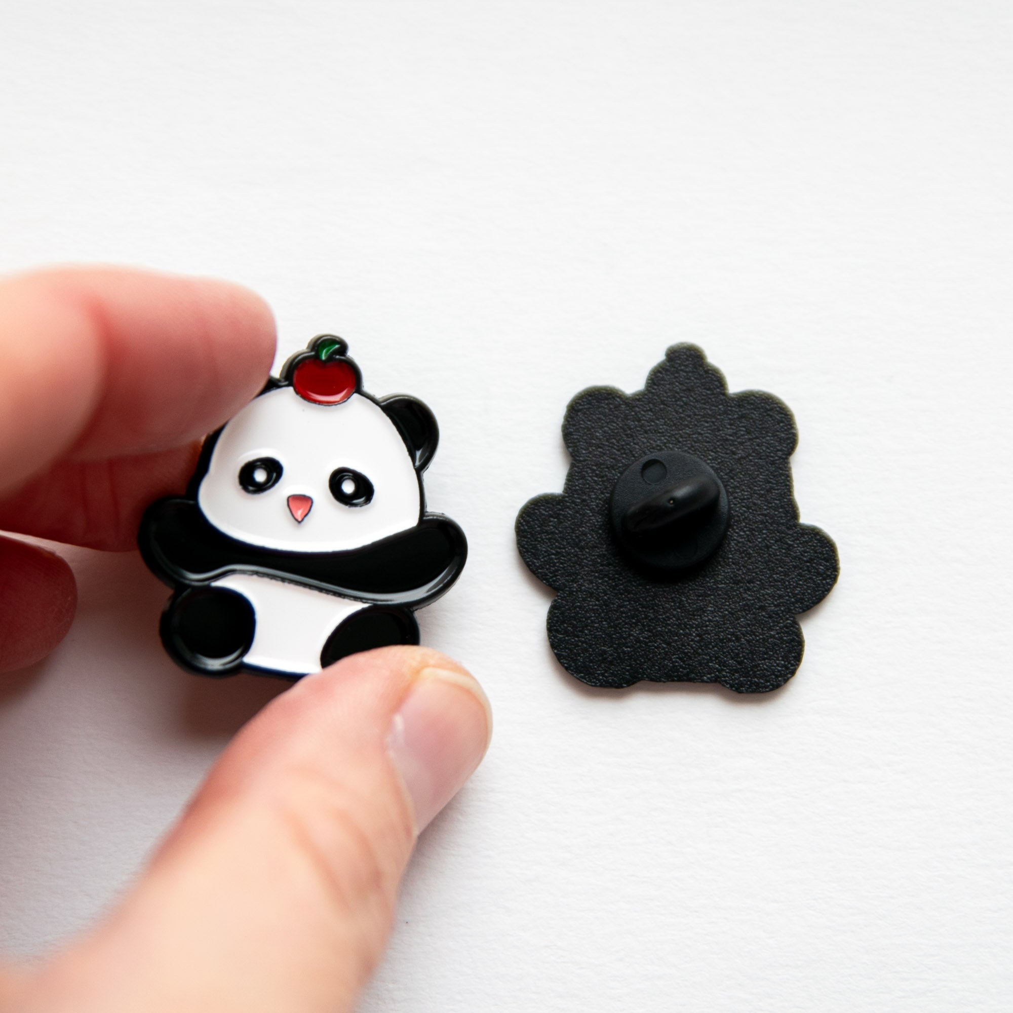 Pin's Panda Pomme sur la tête