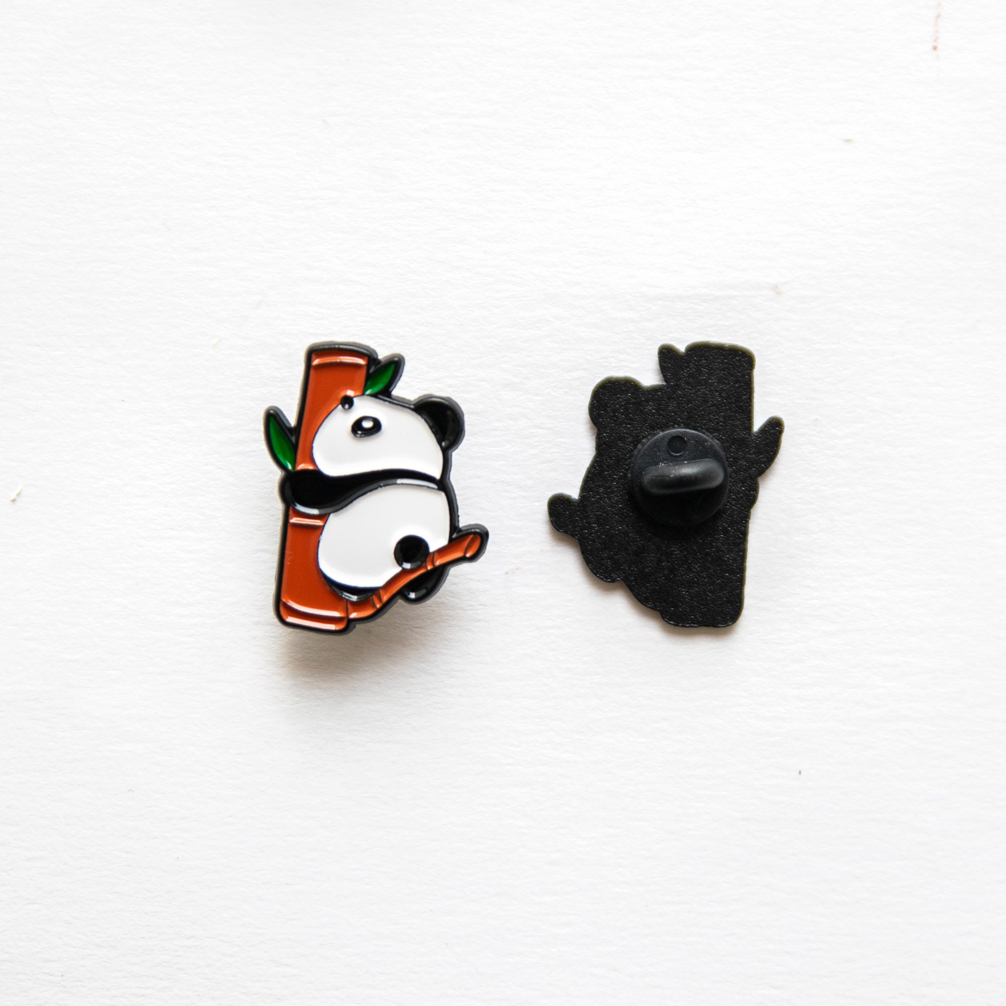Pin's Panda sur sa branche