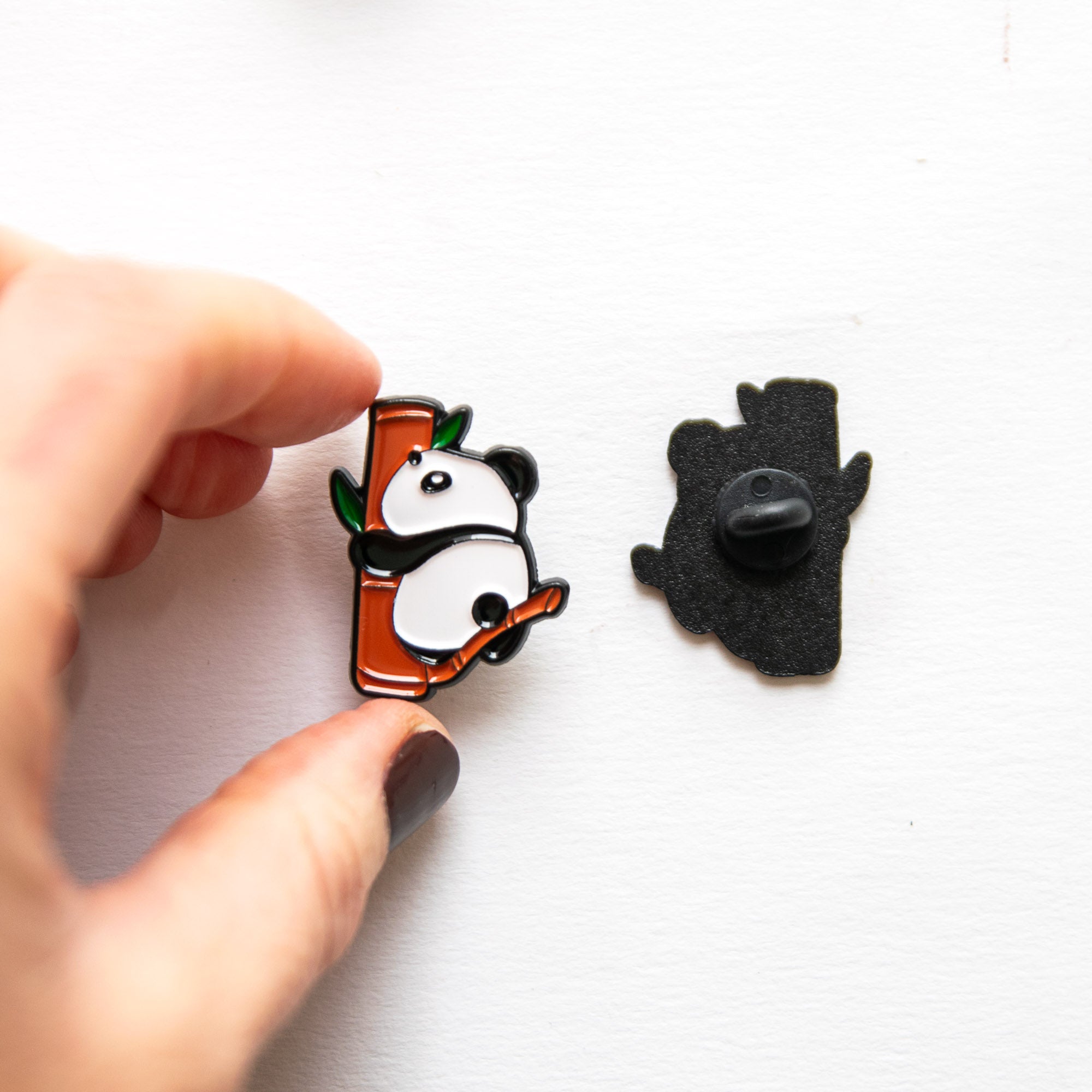 Pin's Panda sur sa branche