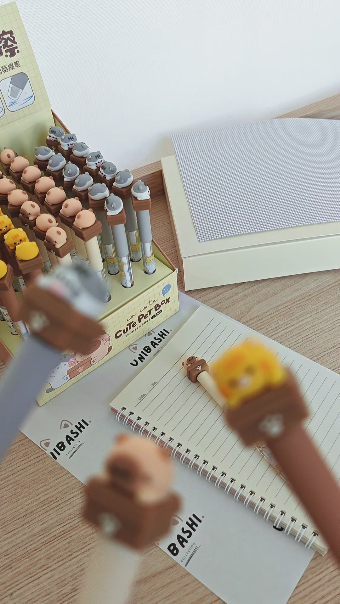 Charger la vidéo : Stylo Effaçable et Anti Stress - Chat Curieux Tournicoti